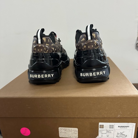 Burberry Sneakers Brand New Never Worn - Picture 3 of 7